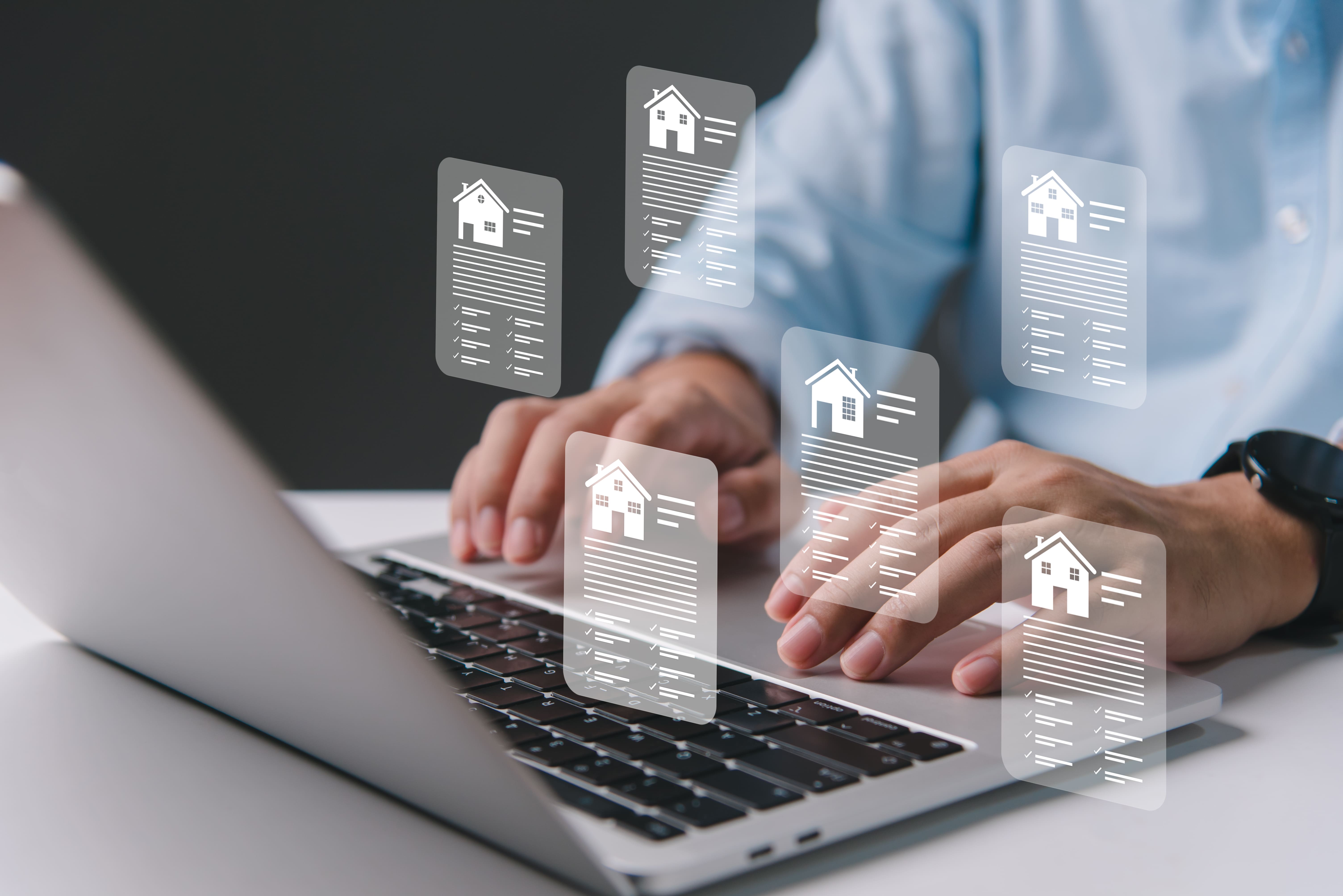 pessoa digitando no notebook com ícones flutuantes indicando monitoramento de dados no setor imobiliário