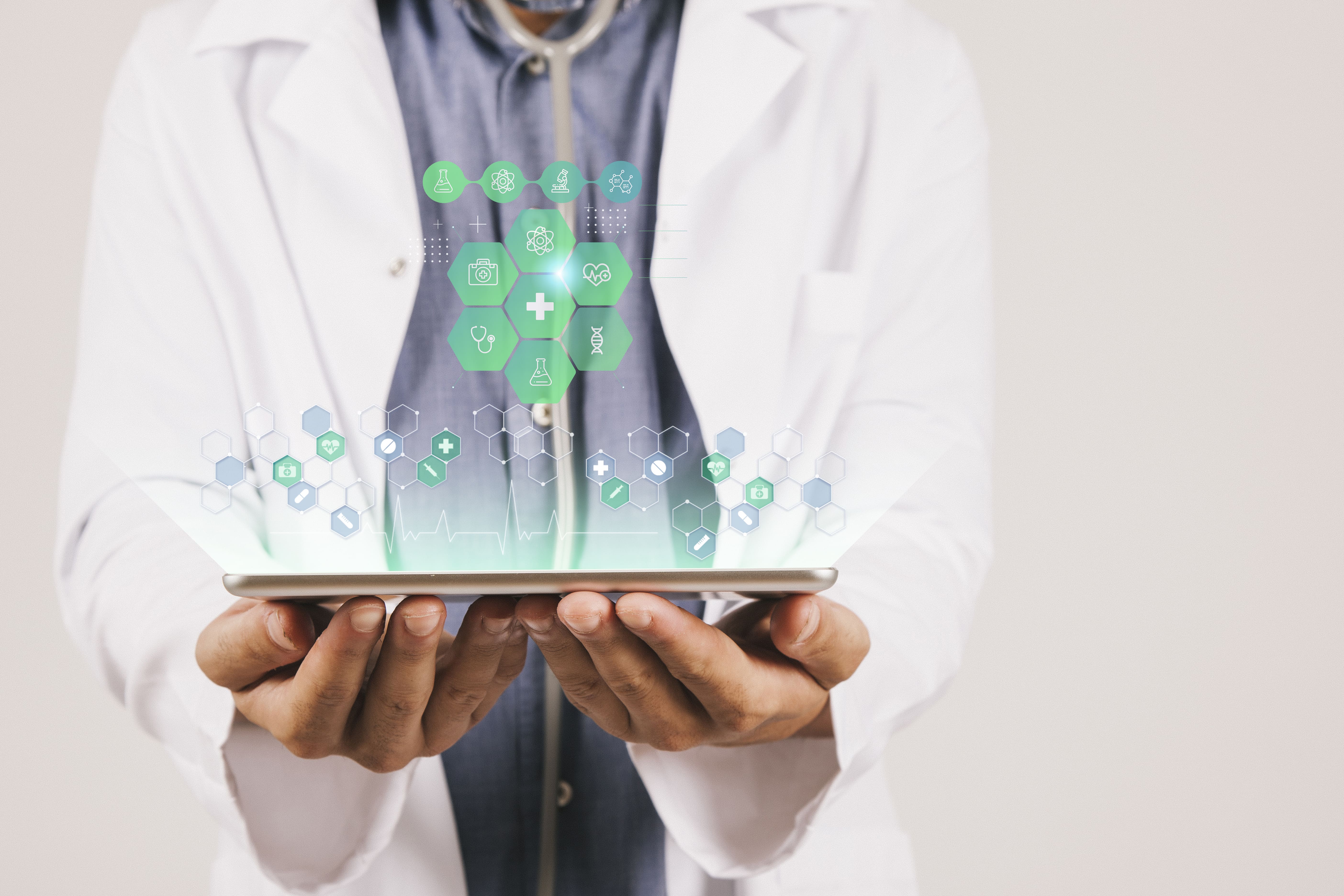 médico segurando um tablet com elementos que indicam a Ia generativa no setor da saúde