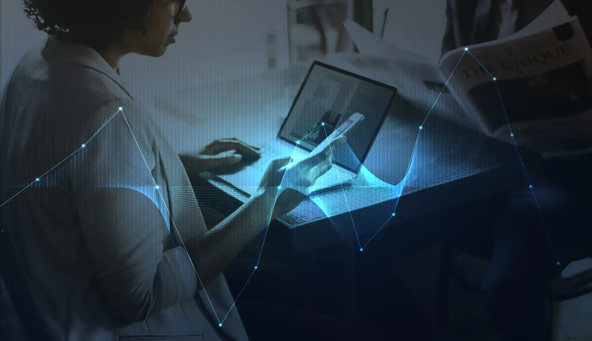 Foto de uma pessoa usando diversos dispositivos eletrônicos diferentes no ambiente de trabalho para comparar dados de diversas fontes, com elementos digitais que ilustram inovação digital, representando o conceito de data-driven.
